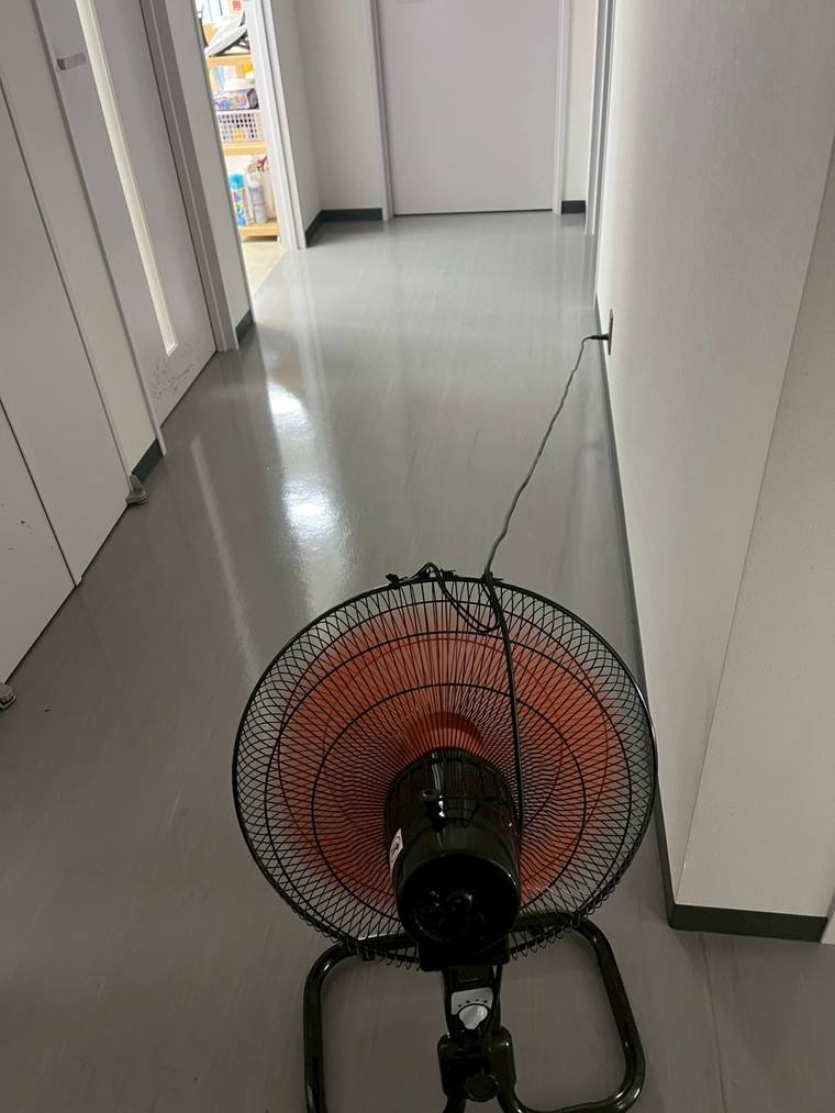 送風機で乾燥中のツヤのある廊下