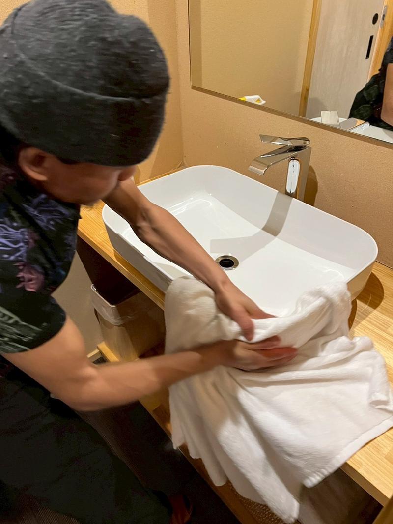 水滴を残さず拭き上げるスタッフ