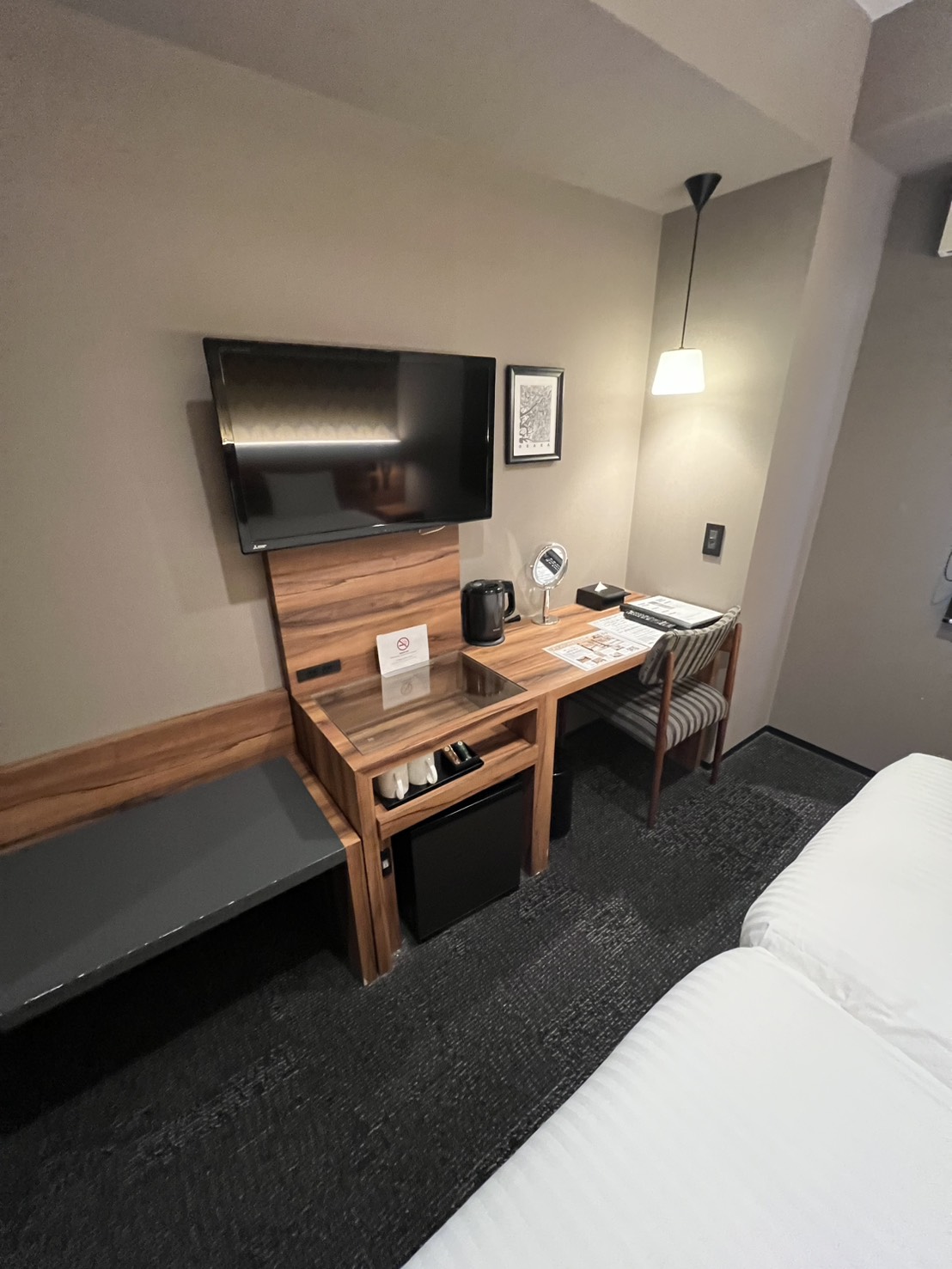 コードホテルの客室デスクまわりとカーペット床を含む現場写真