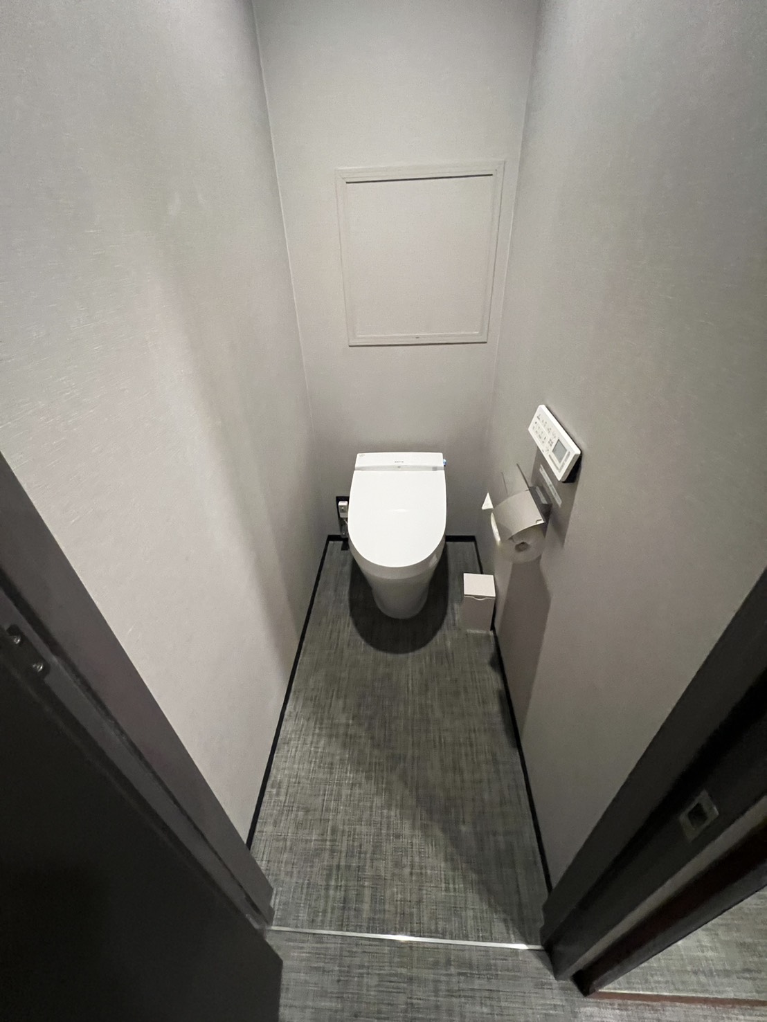 コードホテルのトイレと床を含む現場写真