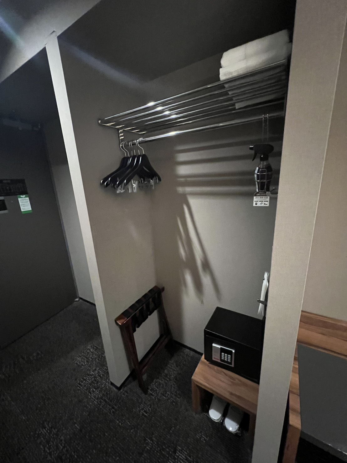 コードホテルの客室クローゼットとカーペット床を含む現場写真