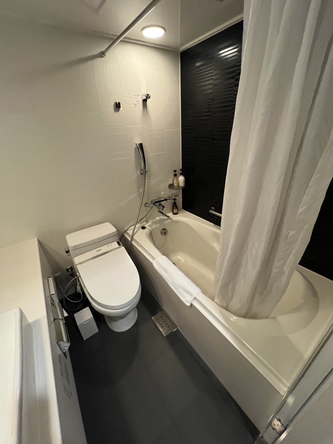 コードホテルのユニットバス・トイレと床を含む現場写真