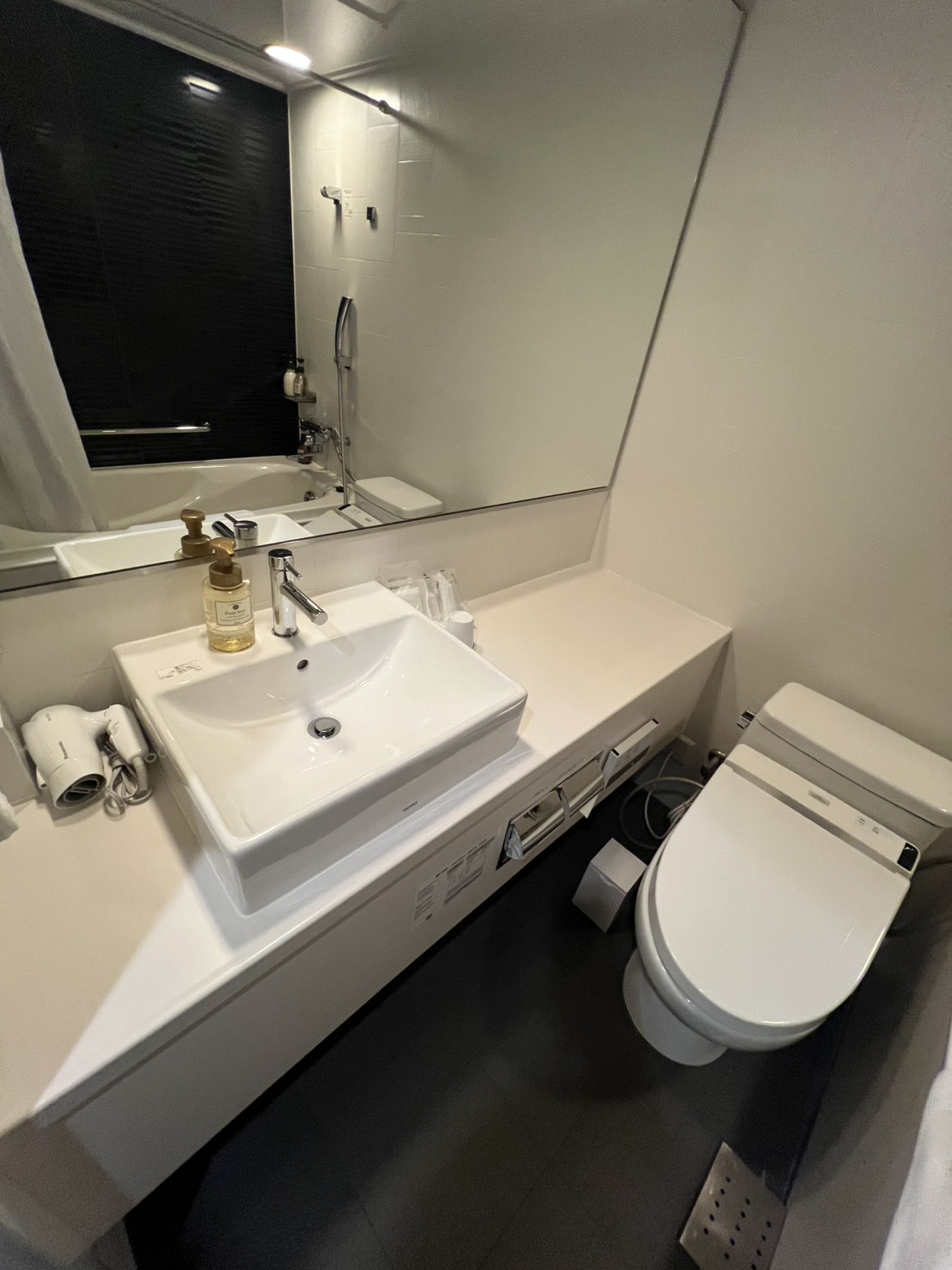 コードホテルの洗面・トイレと床を含む現場写真