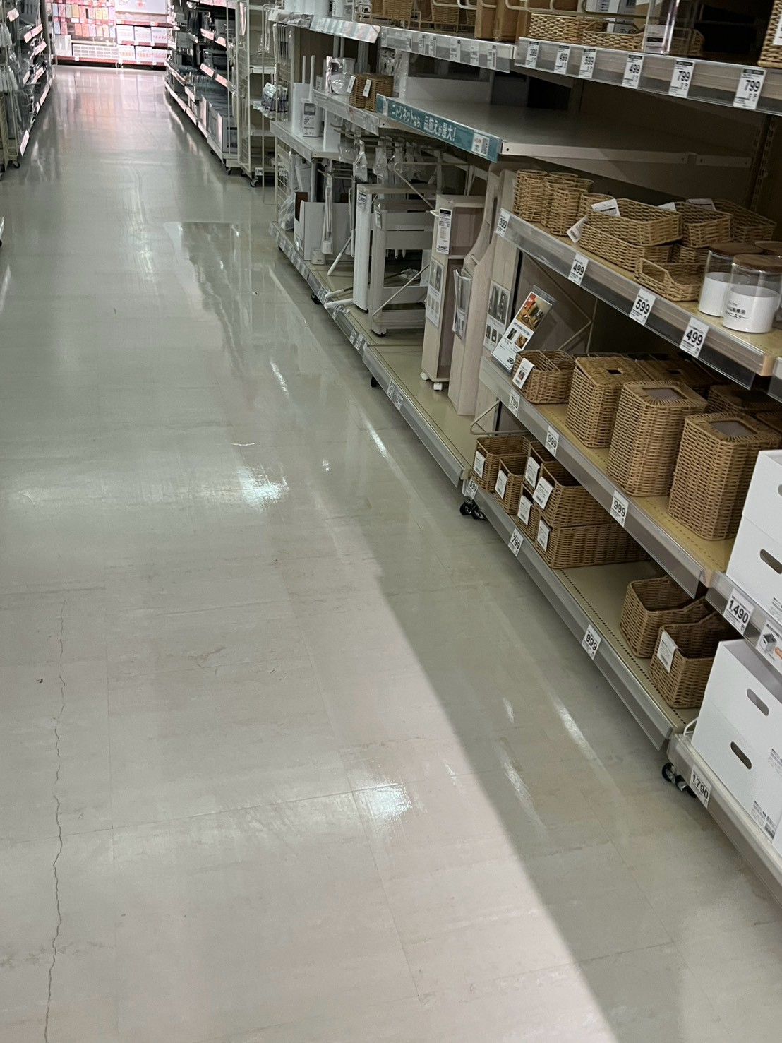 家具店の棚の通路にある床面を撮影した現場写真