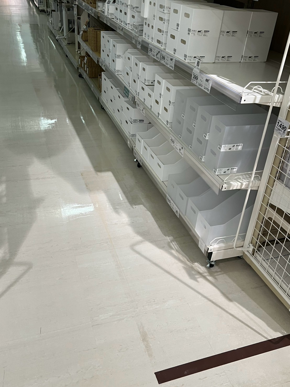 家具店の棚沿いの床面を撮影した現場写真