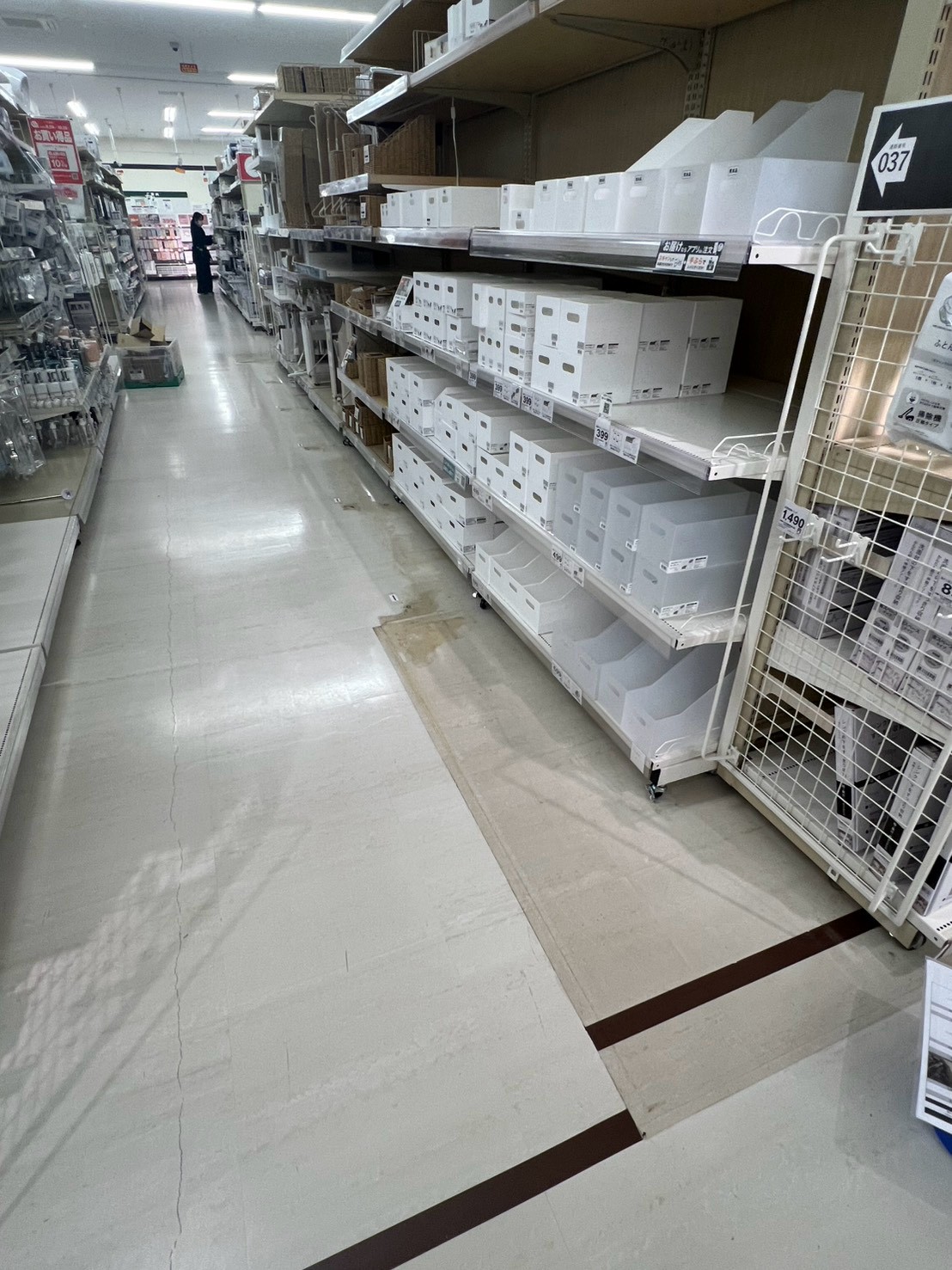 家具店の棚の通路にある床面を撮影した現場写真