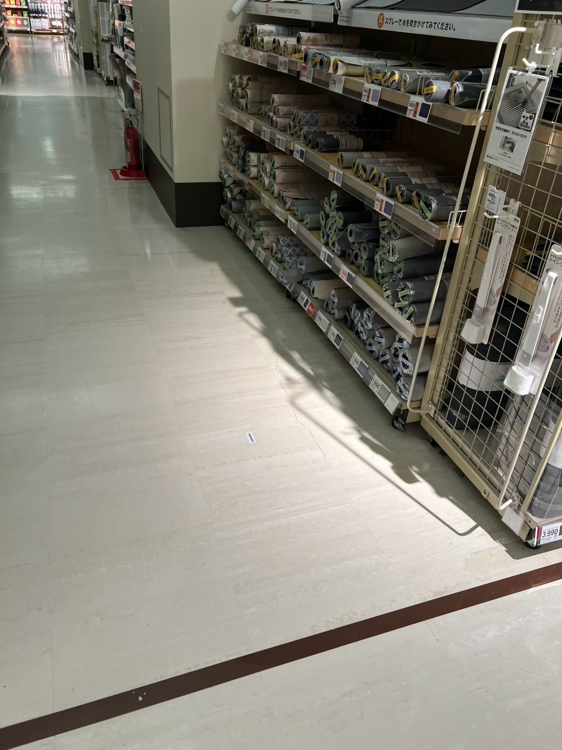 家具店の棚沿いにある床面を撮影した現場写真