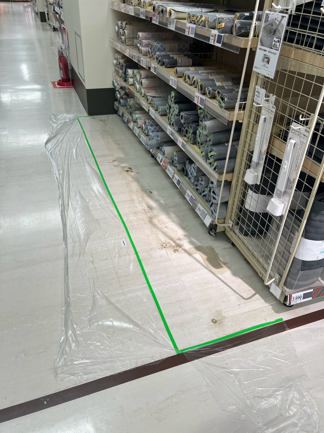 家具店の床面剥離作業で保護シートを敷いた通路の現場写真
