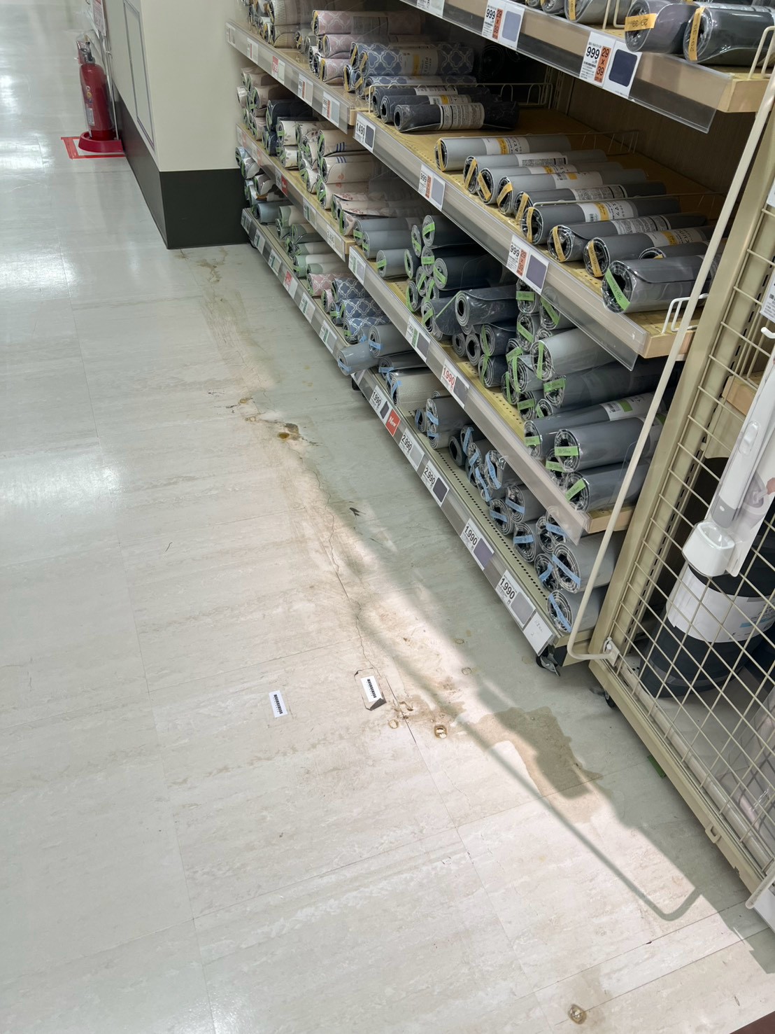 家具店の棚沿いにある床面を撮影した現場写真