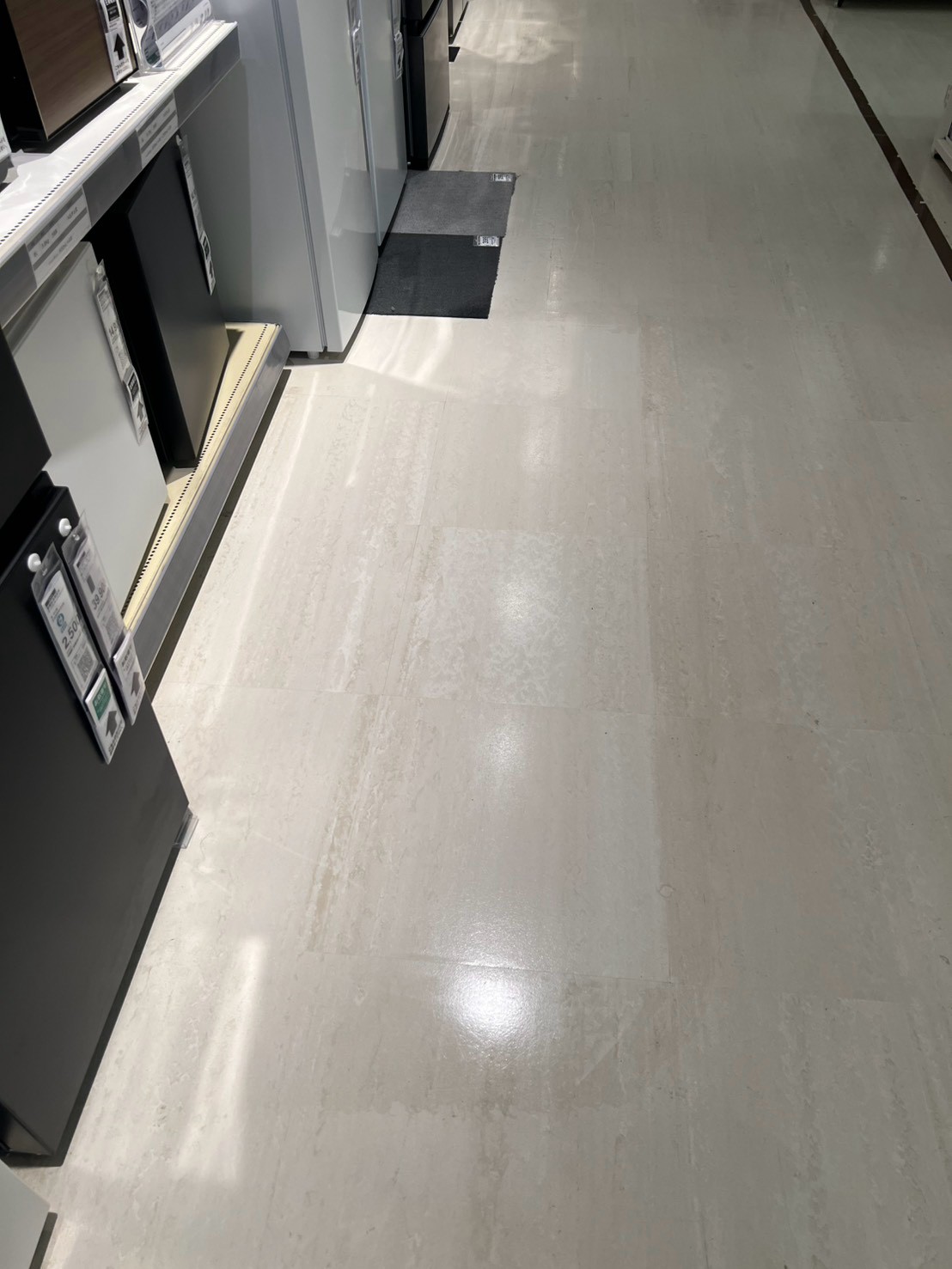 家具店の棚沿いの床面を撮影した現場写真