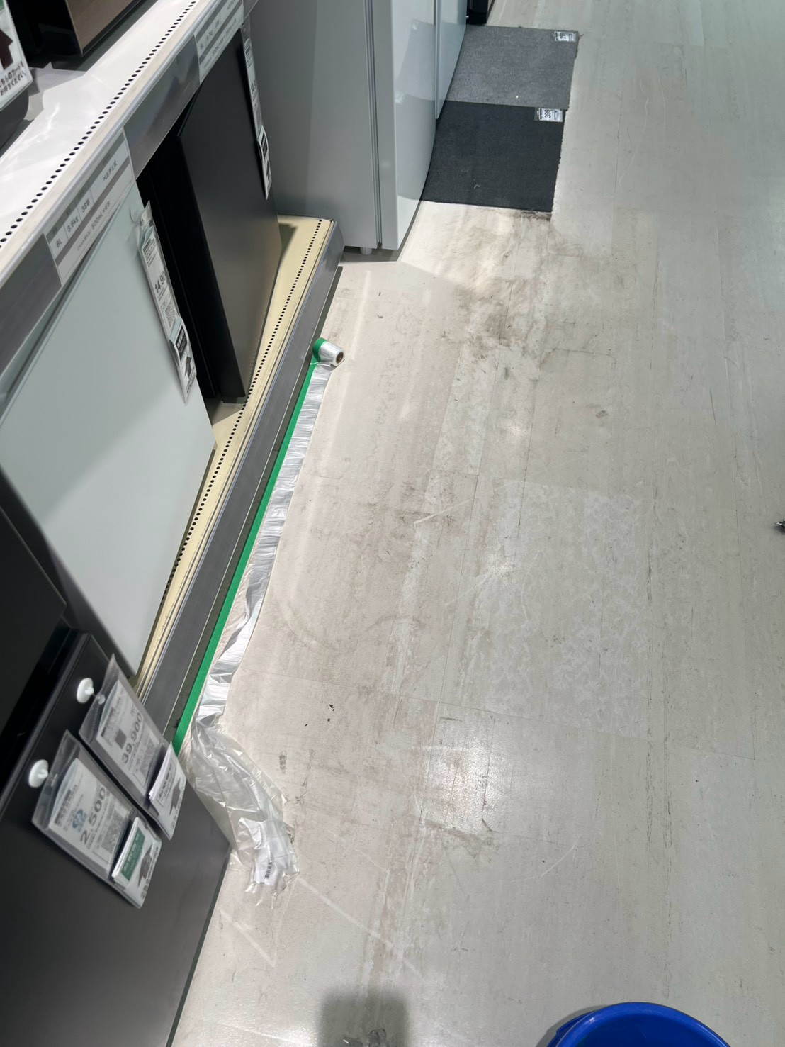 家具店の棚沿いの床面を撮影した現場写真