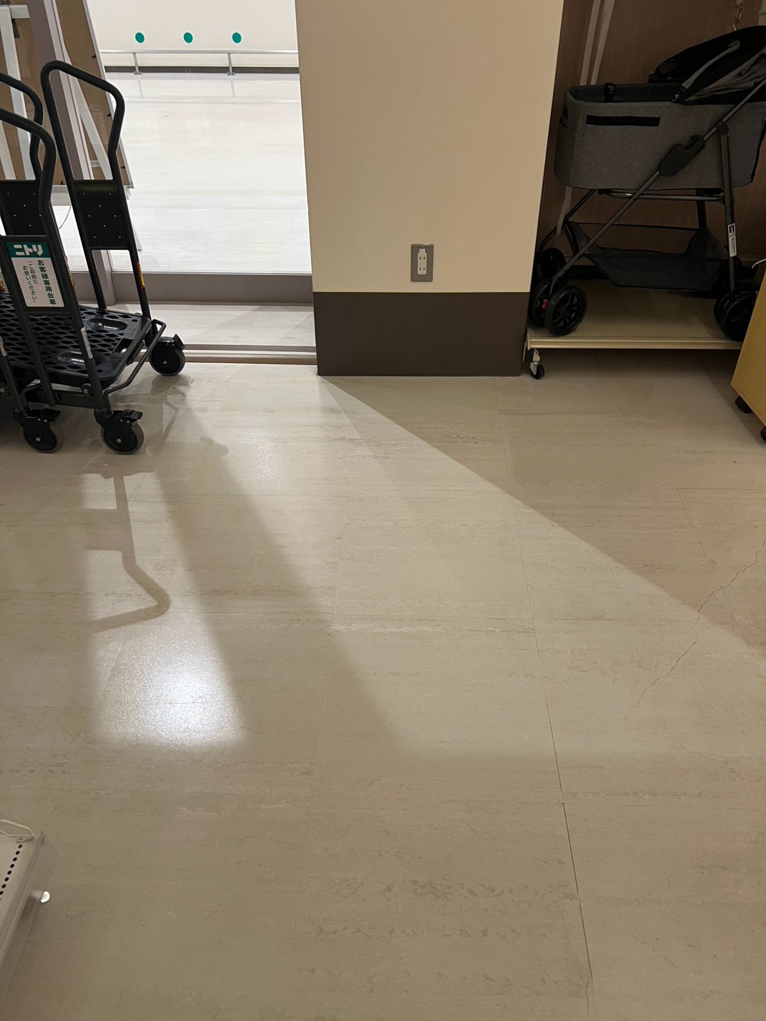 家具店の通路にある床面を撮影した現場写真