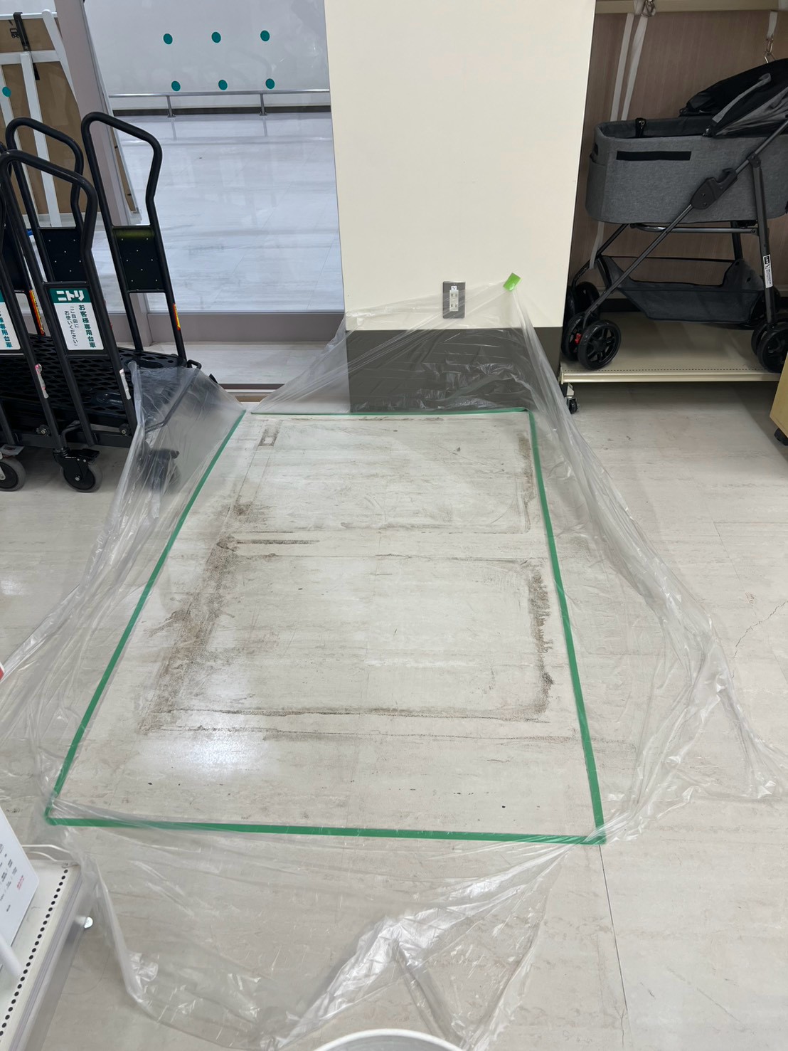 家具店の床面剥離作業で保護シートとテープを敷いた床面の現場写真