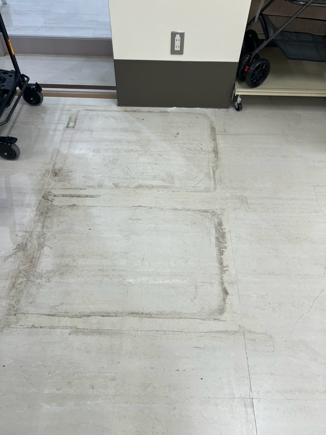 家具店の床面を撮影した現場写真